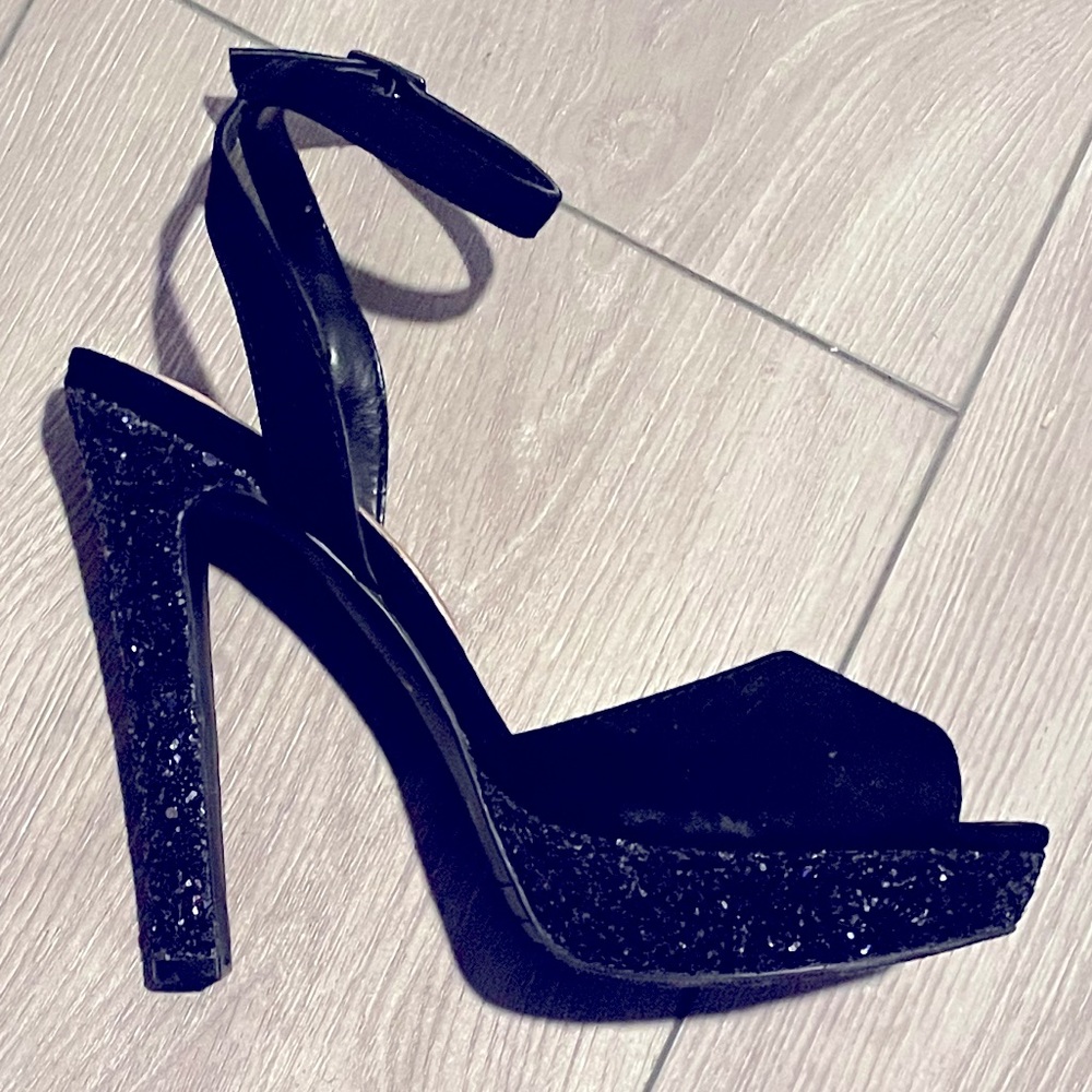 NWOT Nina Black Glitter Platforms